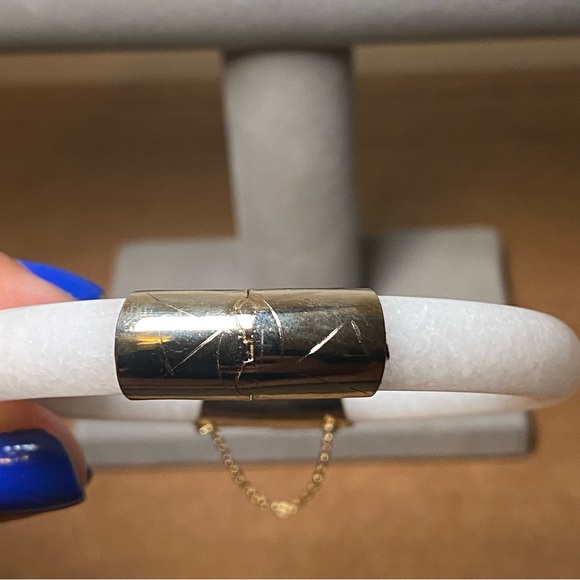 Vintage White Peking Glass Gold Tone Bracelet - Picture 10 of 10